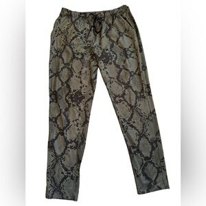 Lululemon Athletica Women’s Jet Crop Green Snake Print Pants Size 4